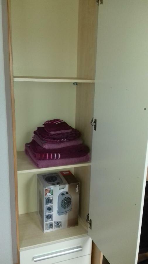 Biberach-Riss-Zimmer-Frei, Einzel-Zimmer Bad Kueche Birkenhard Szoba fotó