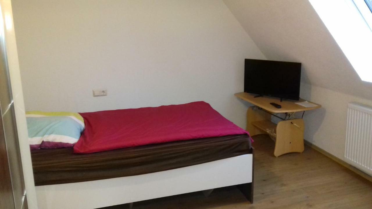 Biberach-Riss-Zimmer-Frei, Einzel-Zimmer Bad Kueche Birkenhard Szoba fotó